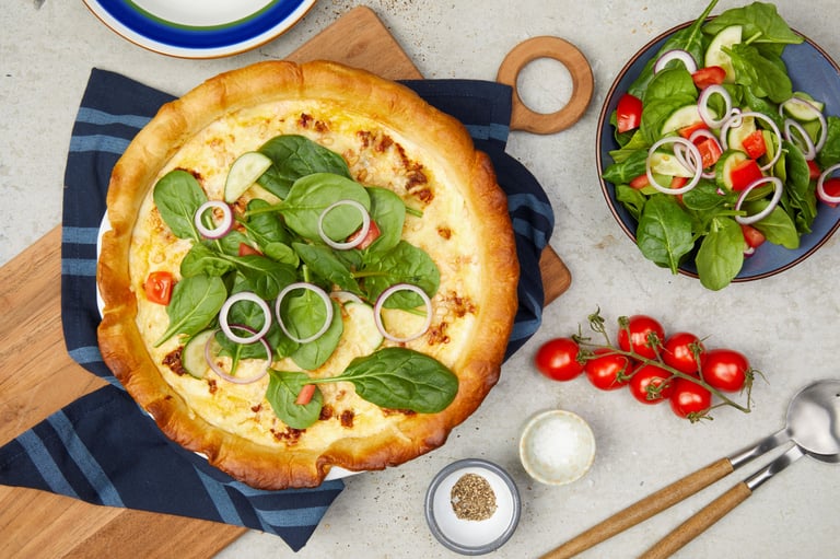 Rask kjøttdeigpai med ostetopping og frisk salat