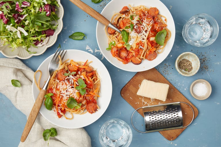 Spagetti med pølse og tomatsaus