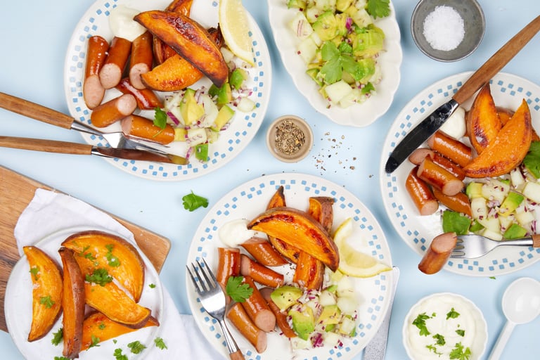 Pølse med melon- og avokadosalat og bakt søtpotet