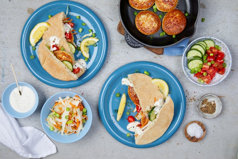 Pitabrød med fiskekaker, råkost og rømmedressing