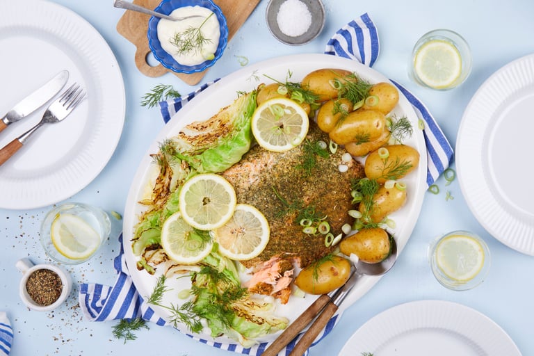 Laksefilet med stekt nykål, nypoteter med dill og vårløk