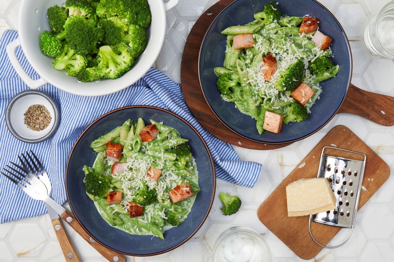 Svinekam med kremet pastasaus og brokkoli