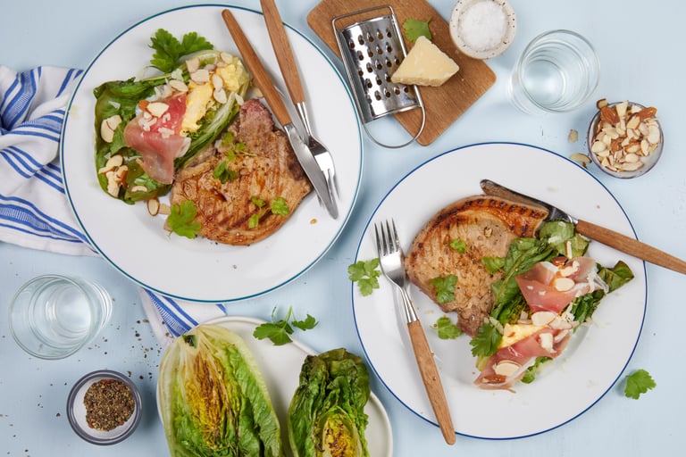Grillet svinekotelett med grillet hjertesalat, parmesandressing og spekeskinke