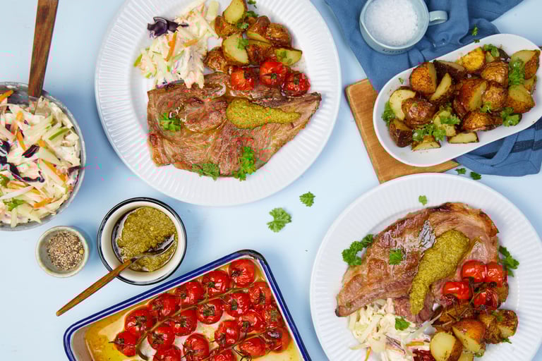 Nakkekoteletter med coleslaw og ovnsbakte poteter