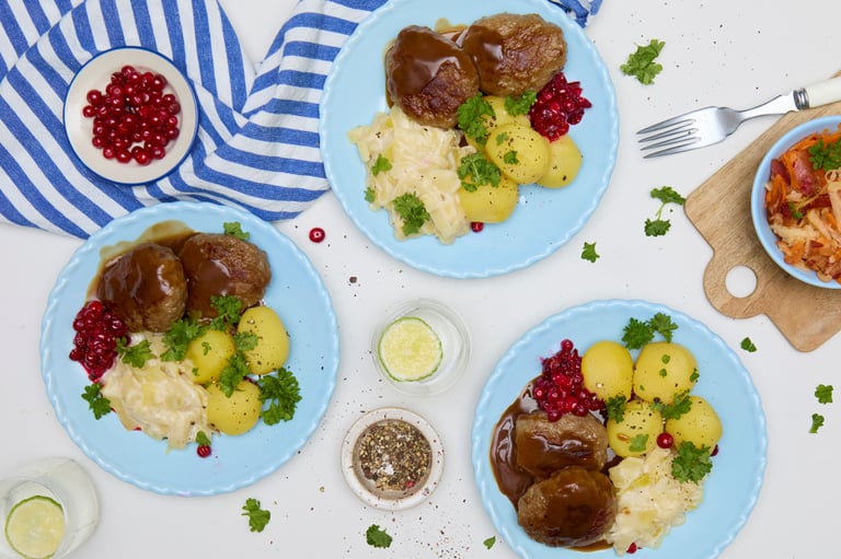 Gilde kjøttkaker med kålstuing og brun saus