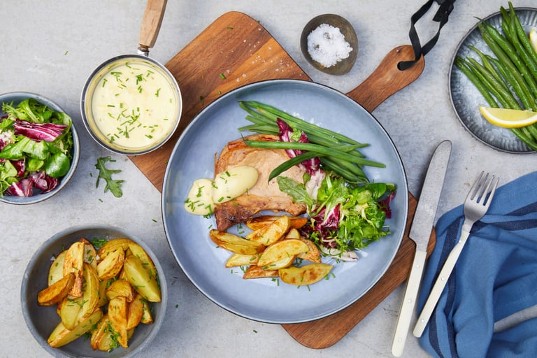 Svinekoteletter med potetbåter, bernaisesaus og grønne bønner