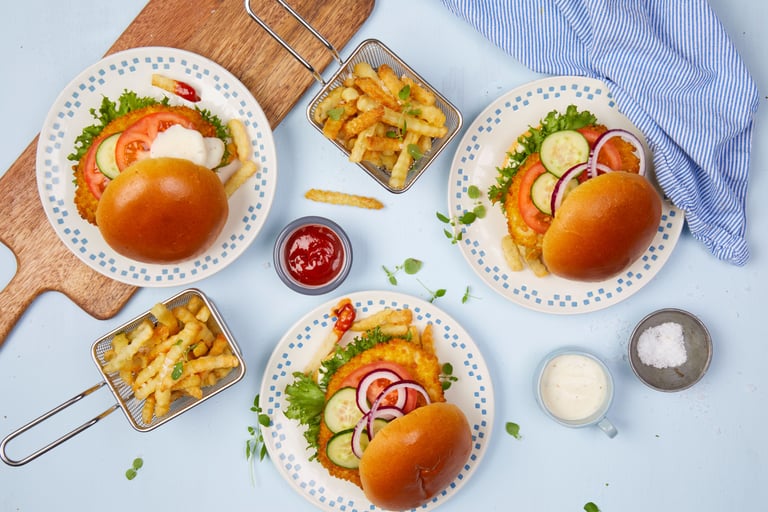 Crispy kyllingburger med fries og hvitløksdressing