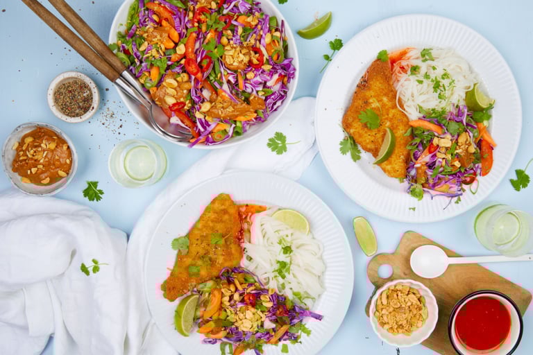 Panert flyndre med thaisalat