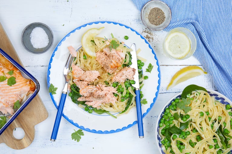 Kremet pasta med laks og spinat