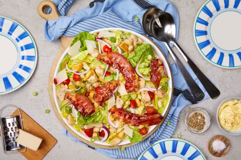 Cæsarsalat med kylling, bacon og krutonger