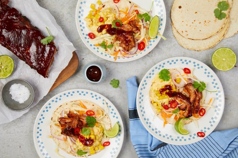 Spareribs med frisk coleslaw, kremet mais og maislefser