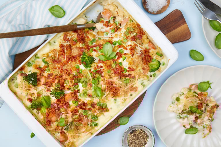 Pølsegrateng med makaroni, brokkoli og grønne erter