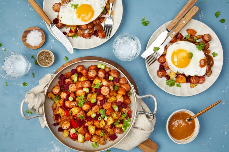 Pytt i panne med pølse, rødbeter og søt sennep