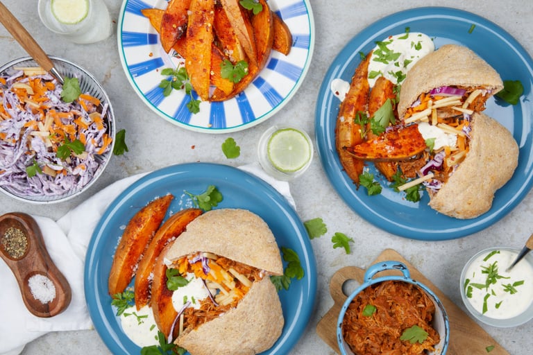 Pulled pork i pitabrød med rødkålslaw og søtpotetbåter