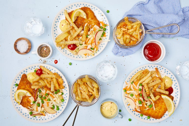 Fish and chips med kålsalat og remulade