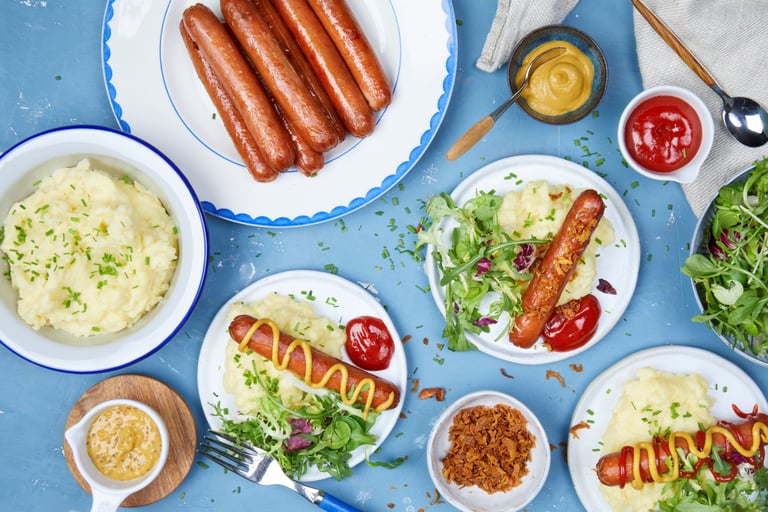 Grillpølse med potetmos, sprøstekt løk og middelhavssalat