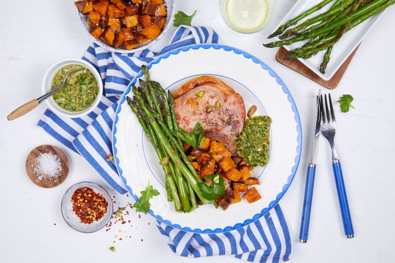 Sommerkoteletter med søtpotet, asparges og pistasjpesto