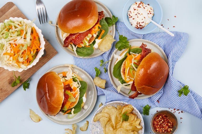 Fiskeburger med bacon, cheddar og burgerdressing