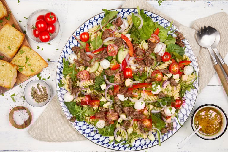 Italiensk pastasalat med høyrygg og hvitløksbrød