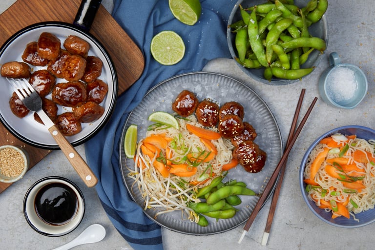 Kjøttboller med hoisin, nudler og edamamebønner