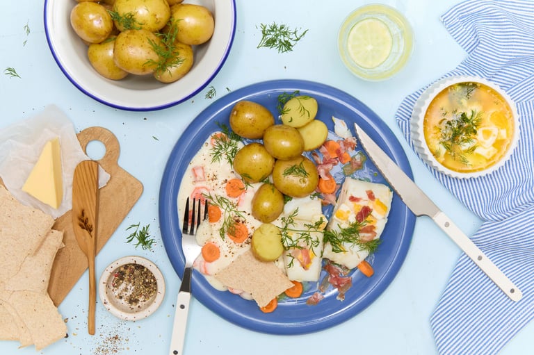 Lettsaltet torsk med eggesmør, gulrotstuing og spekeskinke