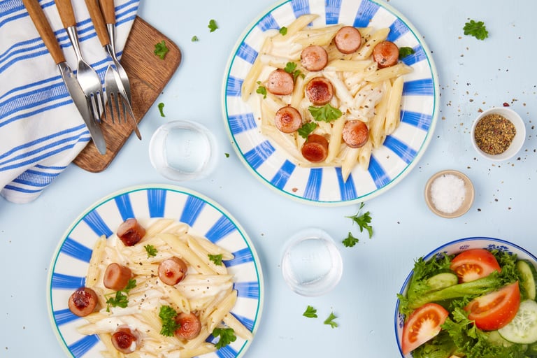 Kremet pølsepasta med grønn salat