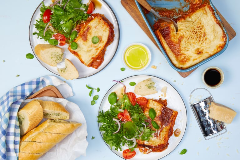 Lasagne med salat og hvitløksbaguette