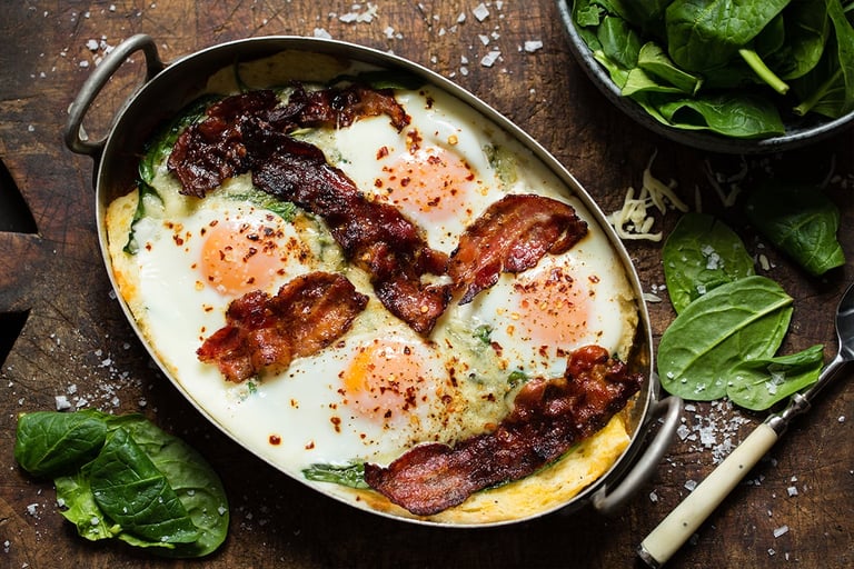 Egg i form med spinat, bacon og ost