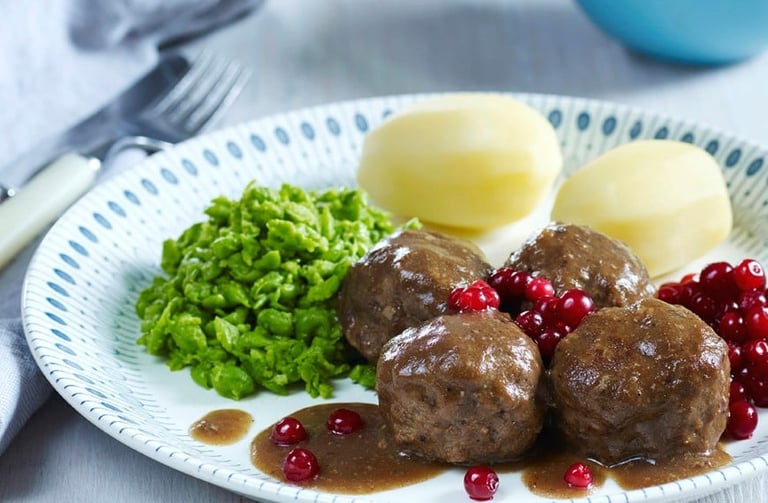 Kjøttkaker med ertestuing og brun saus