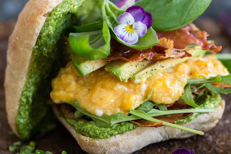 Ciabatta med eggerøre, pesto og prosciutto