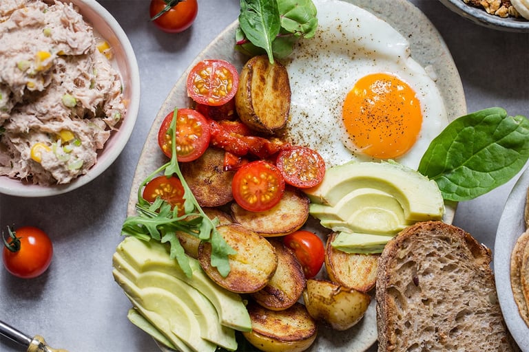 Stekt egg, stekte poteter og stekte tomater