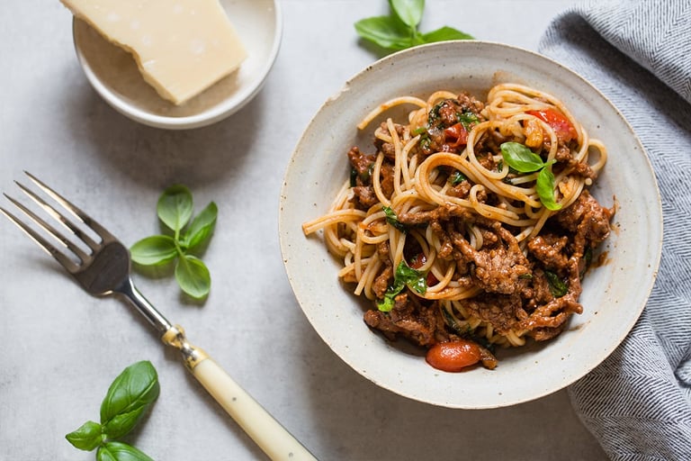 Enkel spagetti bolognese med basilikum