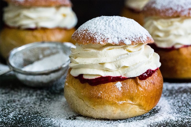 Klassiske fastelavnsboller med krem og syltetøy