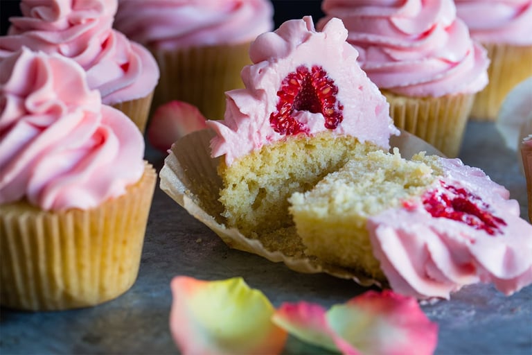 Vaniljemuffins med bringebær-ostekrem