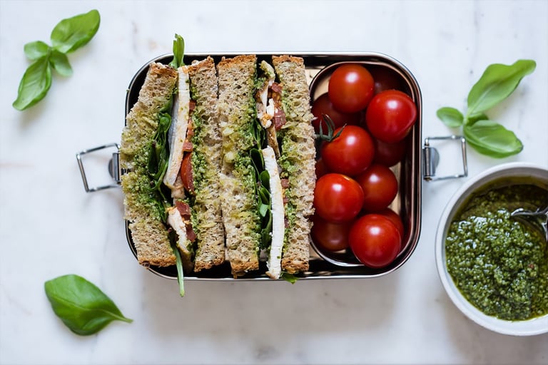 Sandwich med pesto og kylling til strandtur