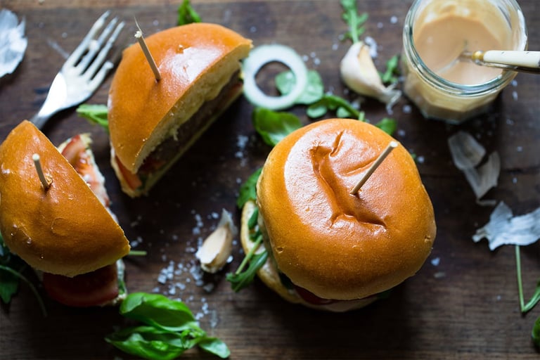 Hamburger med parmesan og dressing