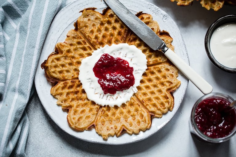 Vafler med syrnet melk og nøttebrunt smør