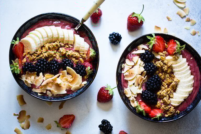 Smoothiebowl med mango, jordbær, grønnkål og blåbær