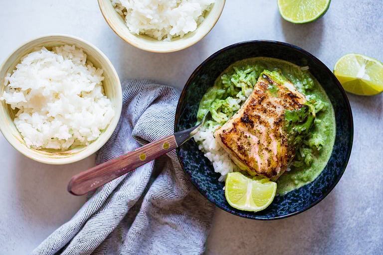 Smørstekt torsk med spinatsaus og ris