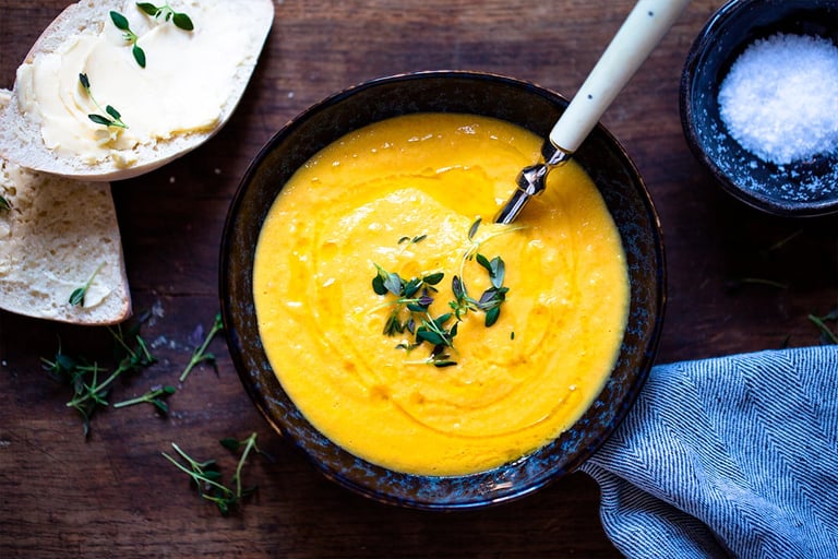 Suppe på ovnsstekt gulrot og sellerirot med kokosmelk