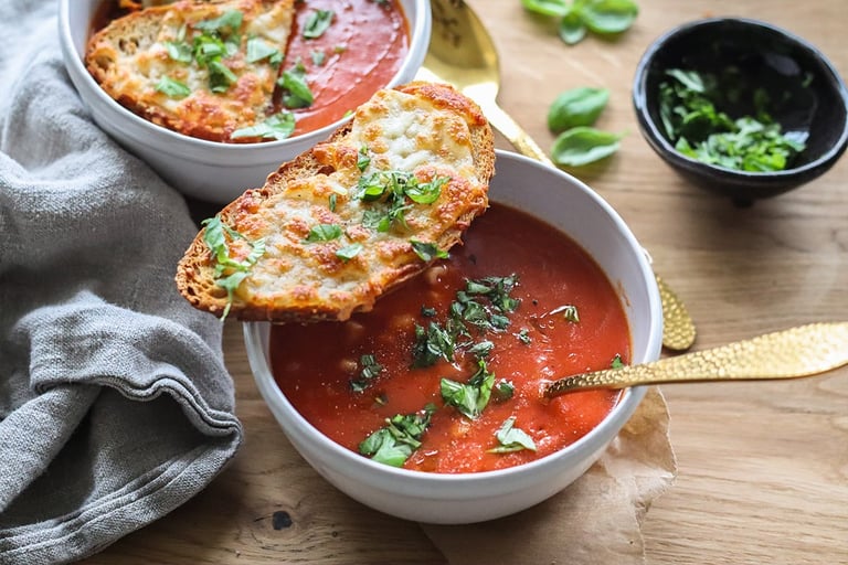 Enkel tomatsuppe med makaroni og basilikum