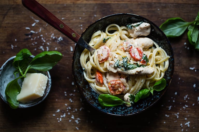 Kremet pasta med kylling og cherrytomater