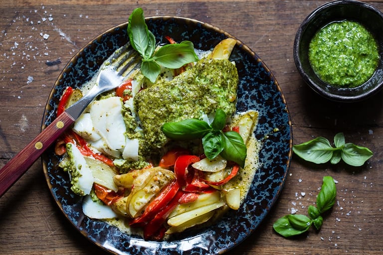 Helstekt torsk med grønnsaker og pesto