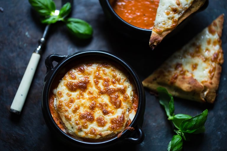 Tomatsuppe med gratinert oste-naan