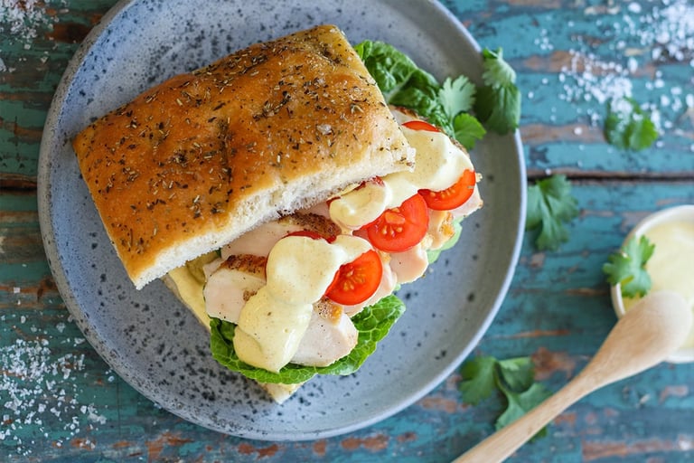 Sandwich med kylling, karridressing og avokado