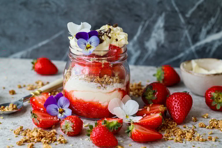 Rørte norske jordbær med krem og nøtter