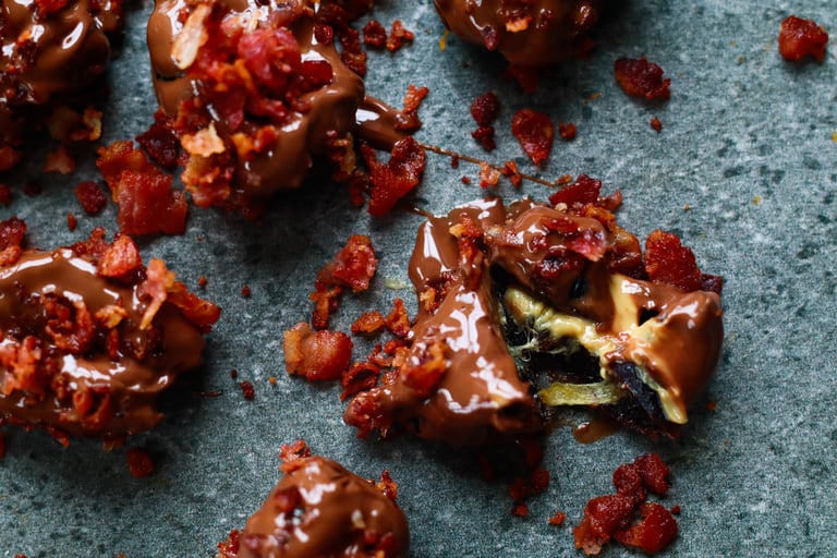 Fylte peanøttdadler med sjokolade og bacon