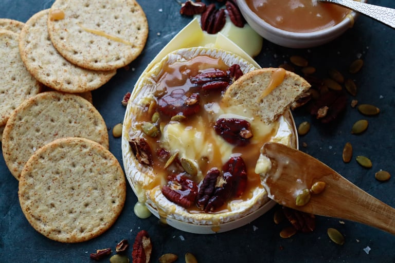 Bakt camembert med karamell og nøtter
