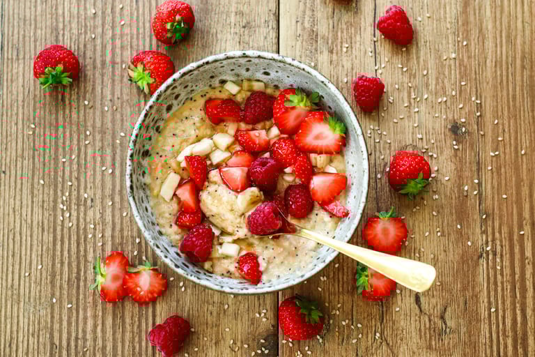 Havregrøt med gulrot, egg og bær