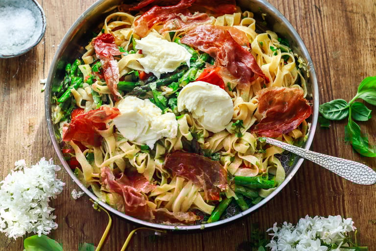 Sommerpasta med cherrytomater, asparges og nykål